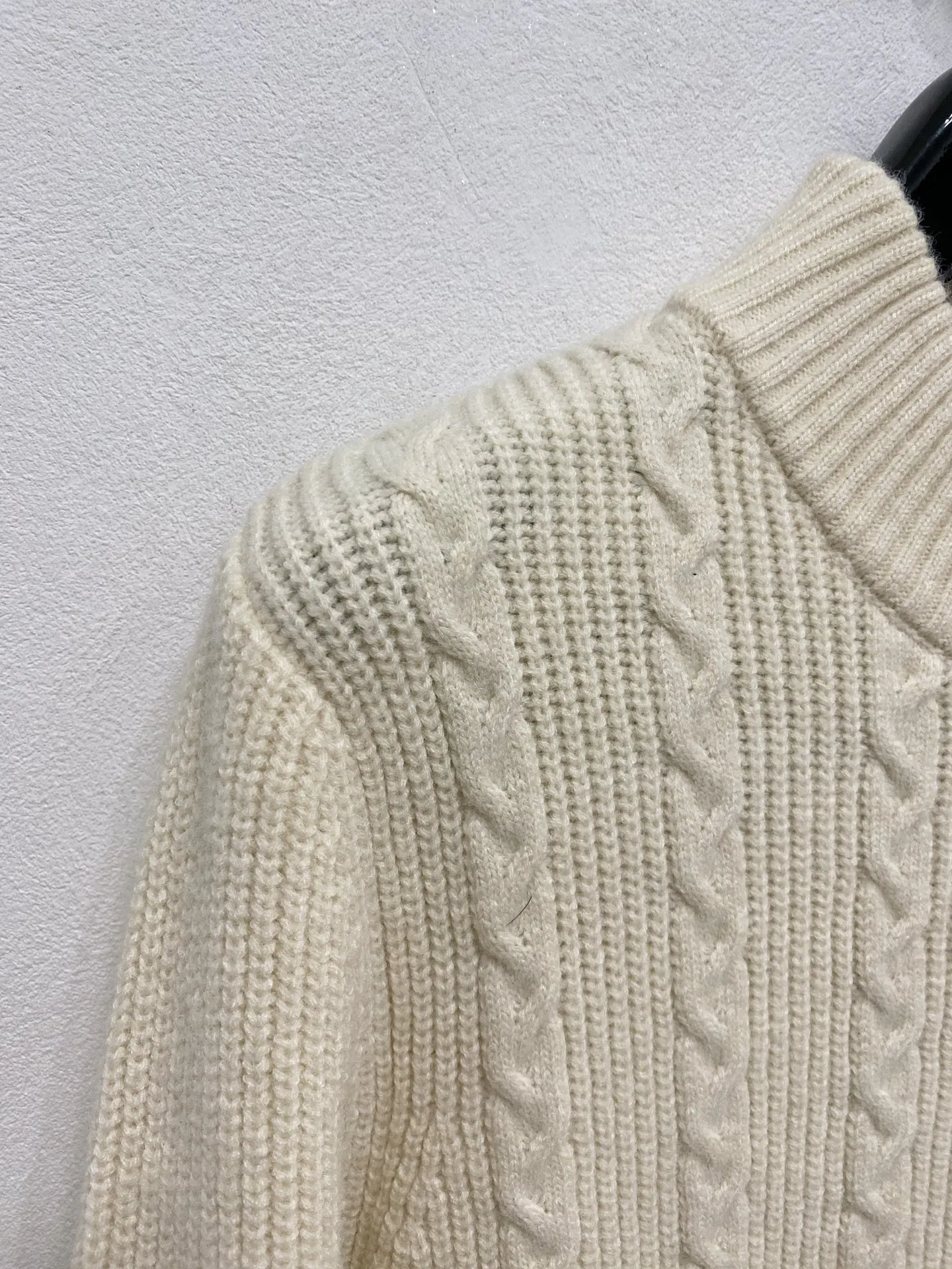 🅿️540 LV autumn and winter classic cardigan sweater, in full condition! ! ! Wool blended fabric, the latest model in 2025, golden ratio! ! Slim-fitting soft gold, versatile and practical item, the combination and practicality are extremely powerful, simple and elegant, and classy! To create your own style, it is highly recommended to buy it in two colors. The standard slim fit tailoring process is suitable for both young and old men. It is knitted from wool and will not cause any discomfort! While keeping warm, it is stylish, textured and wearable, and the classic logo with contrasting colors on the chest feels in place! ! Recommended for regular customers! ! Size M-3XL (maximum wear: 190 pounds)